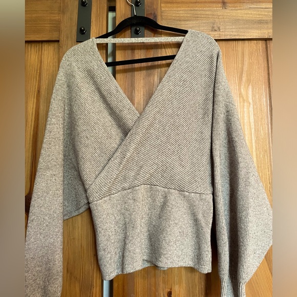Like new 10/10 condition sweater - Picture 2 of 10